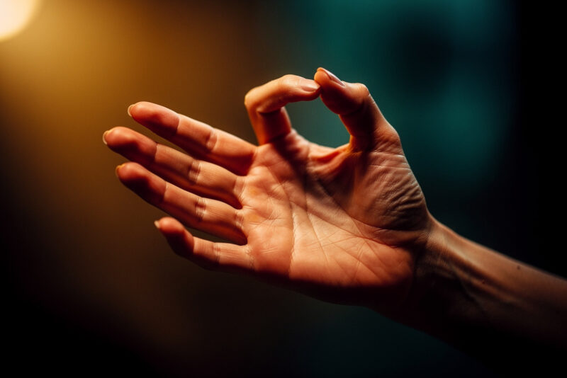 Pourquoi ma main droite me gratte ? Causes et significations